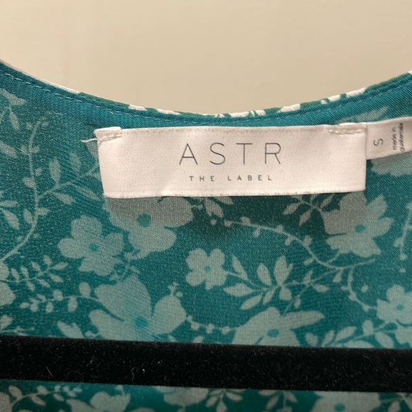 Floral, puff sleeve body suit. Excellent Condition! - Picture 2 of 5